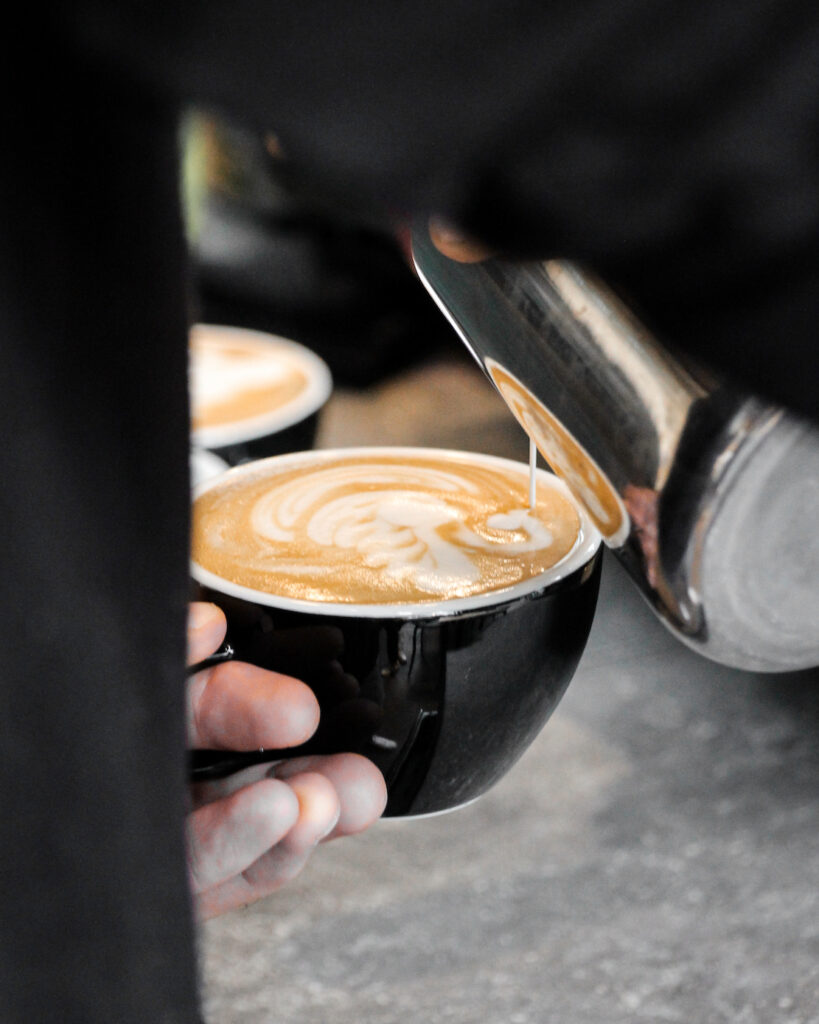 Latte art | hoe maak je latte art als een echte barista | Latte art barista | barista latte art | koffie barista | koffie maken als barista